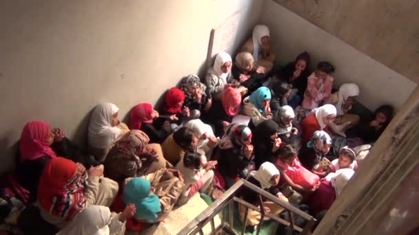 Taiz Jemen Feb 2016 Kinderen Studeren Trappen Van Gebouwen Ontsnappen — Stockvideo