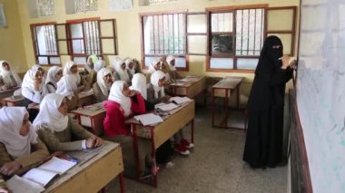 Taiz / Yemen - 16 Haziran 2016: Şehre karşı yürütülen savaşa rağmen Taiz City 'de eğitime devam.