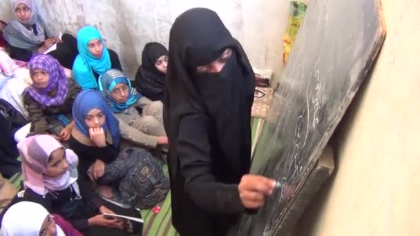 Taiz Jemen Feb 2016 Kinderen Studeren Trappen Van Gebouwen Ontsnappen — Stockvideo