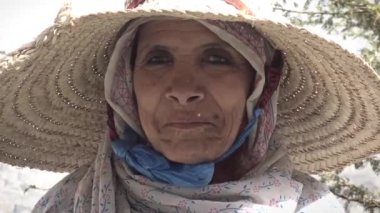 Taiz / Yemen - 19 Ağustos 2018: Taiz, Yemen 'den kırsal bir kadının gülümsemesi