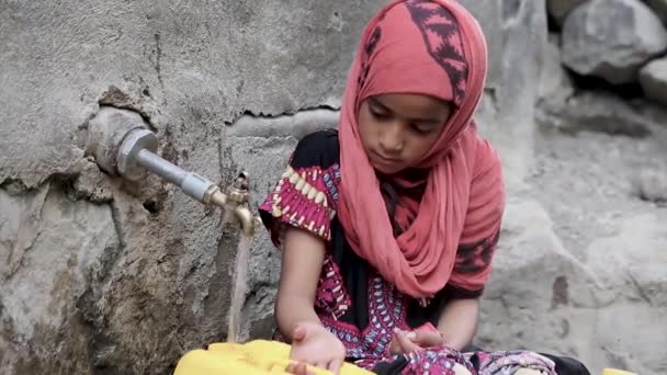 Taiz Jemen Nov 2018 Een Jemenitisch Kind Verzamelt Water Door — Stockvideo