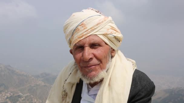 Taiz Yemen Ago 2016 Anciano Vestido Con Ropa Tradicional Ciudad — Vídeo de stock