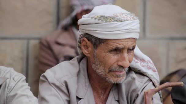 Taiz Jemen Nov 2017 Een Jemenitische Sjeik Lijdt Aan Kou — Stockvideo