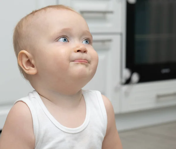 Retrato de menino loiro bebê com grandes olhos blu em roupas materiais eco-friendly em casa. — Fotografia de Stock