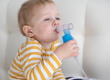 Küçük çocuk hasta, buhar spreyi nebulizörü kullanıyor. sağlık hizmetleri.