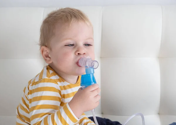 Menino doente, a usar nebulizador de vapor. cuidados médicos de saúde. — Fotografia de Stock