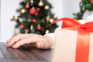 Son sınıf öğrencisi bayan Noel için evde alışveriş yapıyor. Yaşlılık kavramı.