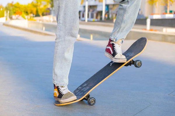 Mladá alternativní teen dívka jezdí na skateboardu na ulici města. — Stock fotografie