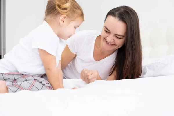 Volwassen moeder spelen met weinig actieve dochters thuis, plezier hebben, vrijetijdsbesteding met kinderen. — Stockfoto