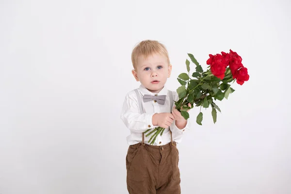 Bébé Tout Petit Garçon Tenant Bouquet Roses Rouges Souriant Costume — Photo