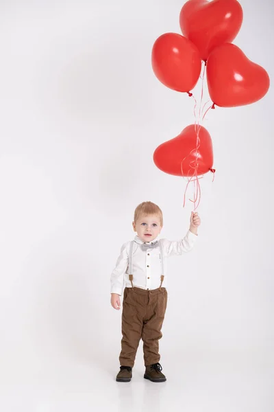 Menino Bebê Terno Segurando Balão Coração Fundo Branco Dia Dos — Fotografia de Stock