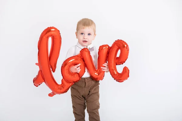 Bebé Niño Traje Sostiene Amor Inscripción Globos Sobre Fondo Blanco —  Fotos de Stock