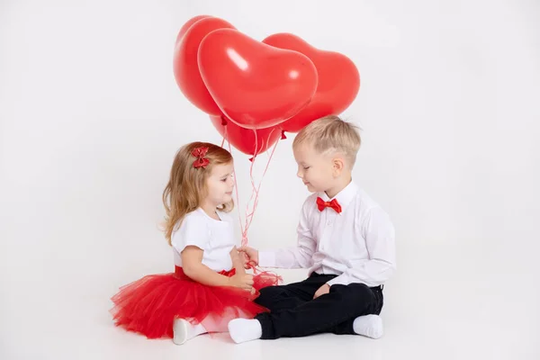 Malý Chlapec Dává Srdce Balónky Batole Dívka Valentýna Bílém Pozadí — Stock fotografie
