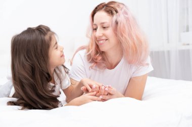 Anne, küçük aktif kızıyla evde oynuyor, eğleniyor, çocuklarla eğleniyor..