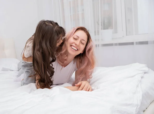 Mãe Brincar Com Pequena Filha Ativa Cama Casa Divertindo Atividade — Fotografia de Stock