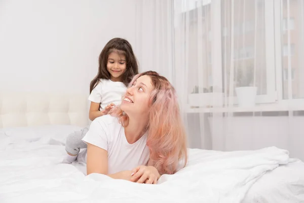 Moeder Spelen Met Weinig Actieve Dochter Bed Thuis Plezier Hebben — Stockfoto