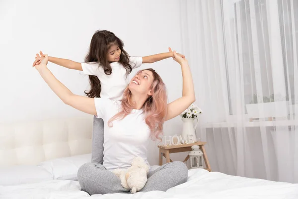 Moeder Spelen Met Weinig Actieve Dochter Bed Thuis Plezier Hebben — Stockfoto