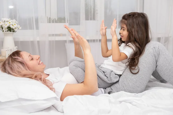 Moeder Spelen Met Weinig Actieve Dochter Bed Thuis Plezier Hebben — Stockfoto