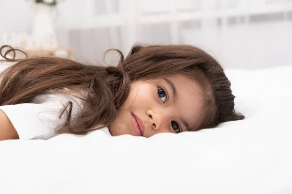 Portret Van Kleine Brunette Meisje Liggend Bed Thuis — Stockfoto