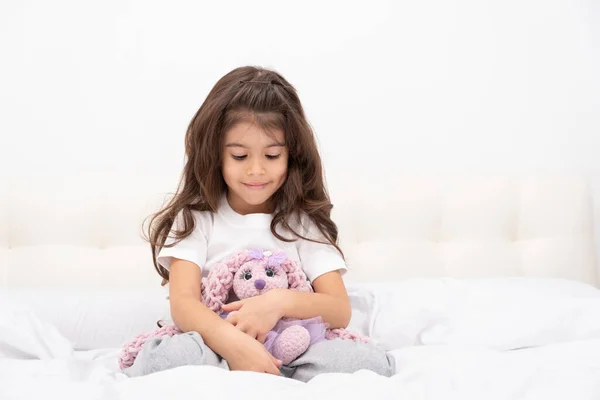 Little Girl Home Wear Sits Teddy Bunny Bed Home — Stock Photo, Image