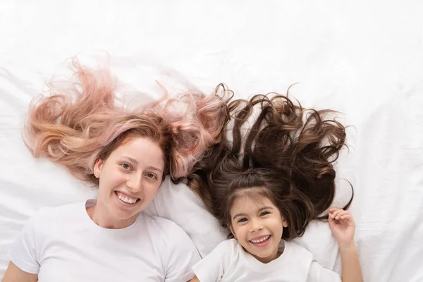Молода Мати Маленька Активна Дочка Лежать Ліжку Вдома Розважаючись — стокове фото