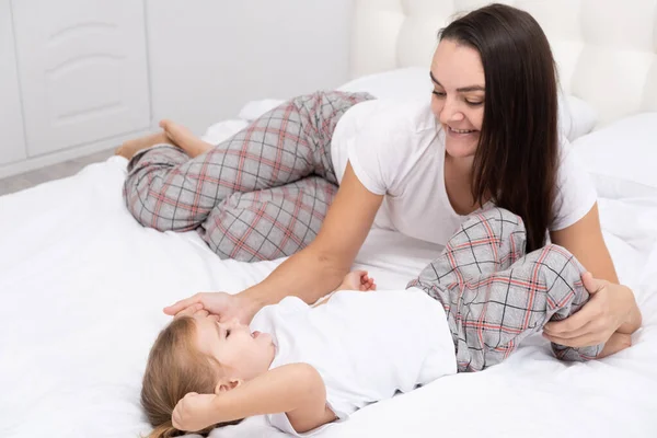Adult Mother Play Little Active Daughter Bed Home Having Fun — Stock Photo, Image