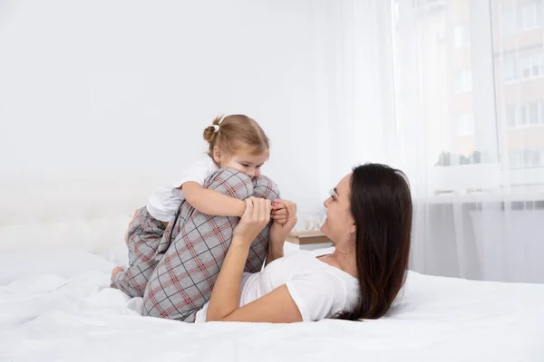 Volwassen Moeder Spelen Met Weinig Actieve Dochter Bed Thuis Plezier — Stockfoto