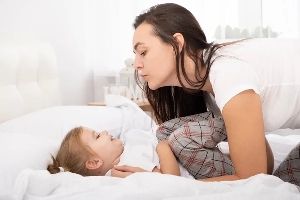 Volwassen Moeder Spelen Met Weinig Actieve Dochter Bed Thuis Plezier — Stockfoto