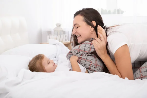 Volwassen Moeder Spelen Met Weinig Actieve Dochter Bed Thuis Plezier — Stockfoto
