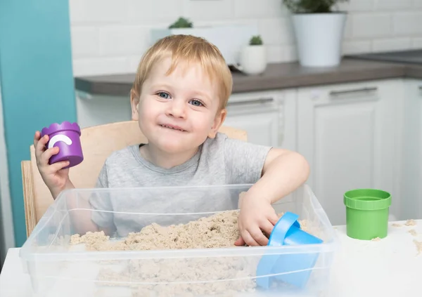 Kleiner Blonder Junge Der Hause Mit Kinetischem Sand Spielt Frühkindliche — Stockfoto