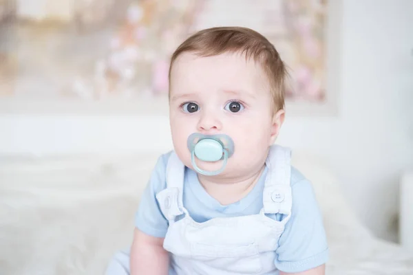 Primo Piano Ritratto Bambino Mesi Con Capezzolo Abiti Blu Seduto — Foto Stock