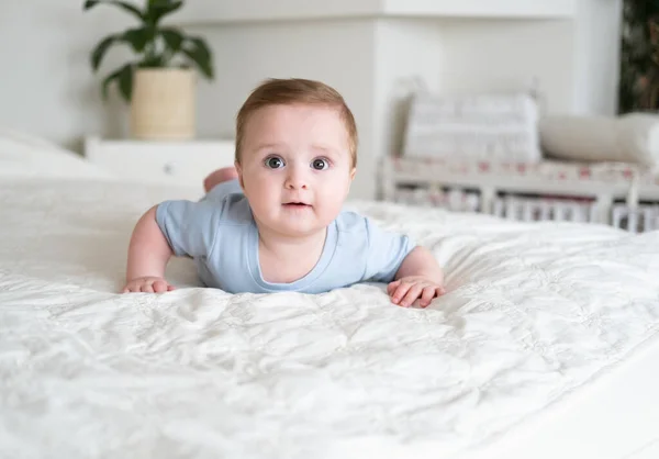 Divertente Bambino Mesi Body Blu Sorridente Sdraiato Sul Letto Casa — Foto Stock