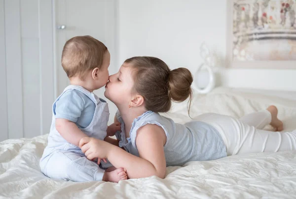 Menina Irmã Mais Velha Beijando Seu Pequeno Menino Irmão Cama — Fotografia de Stock