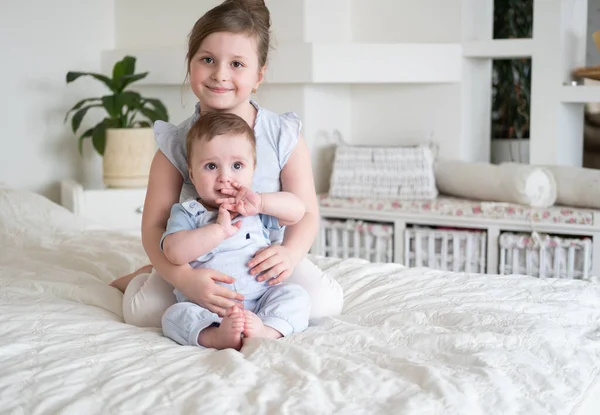 Bonito Menina Irmã Mais Velha Com Seu Bebê Menino Irmão — Fotografia de Stock