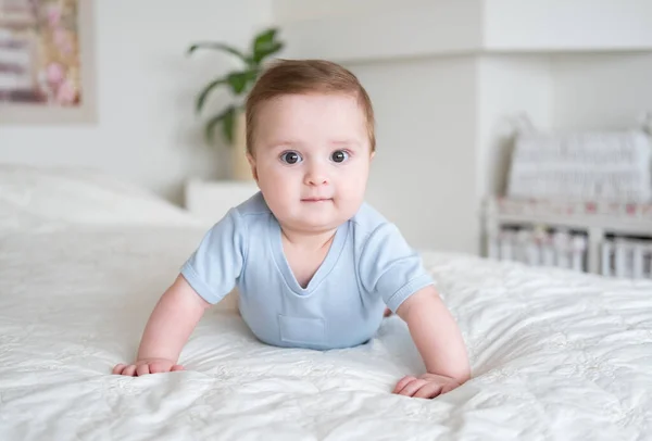 Drôle Bébé Garçon Mois Blu Body Souriant Couché Sur Lit — Photo
