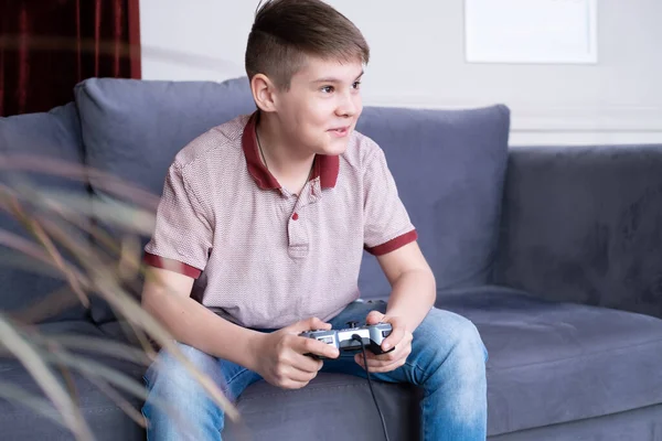 Emocionado Joven Adolescente Jugador Jugando Videojuegos Con Joystick Sentado Sofá —  Fotos de Stock