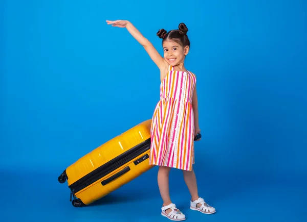 Счастливая Возбужденная Арабская Маленькая Девочка Красочной Одежде Желтым Чемоданом Синем — стоковое фото