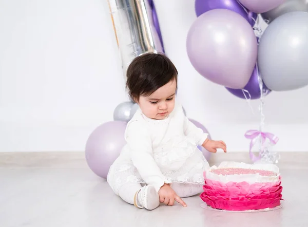 Niña Vestido Blanco Sentada Suelo Celebrando Primer Cumpleaños Con Pastel —  Fotos de Stock