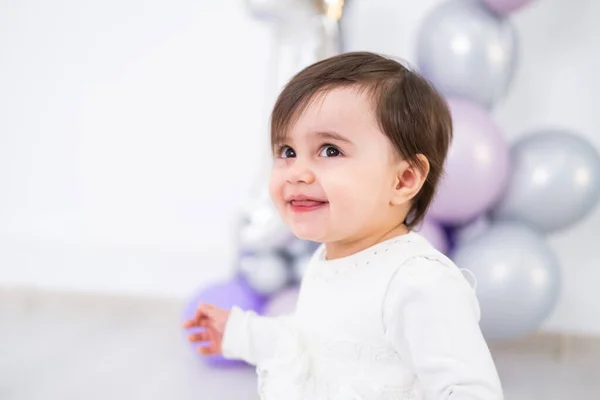 Niña Vestido Blanco Celebrando Primer Cumpleaños Con Pastel Globos —  Fotos de Stock