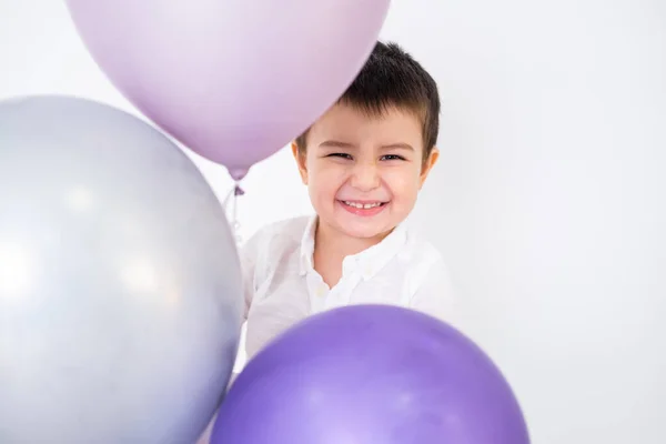 Mignon Tout Petit Garçon Avec Des Ballons Souriant Regardant Caméra — Photo