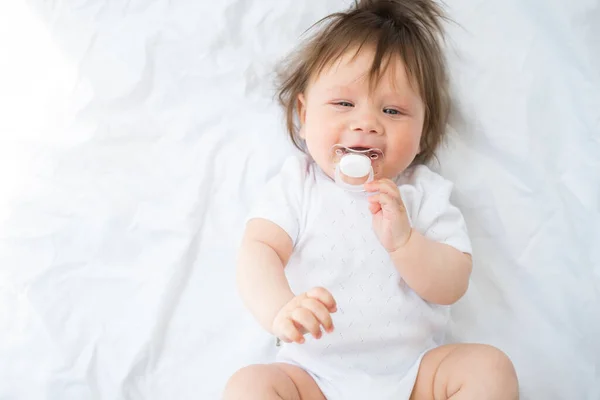 Menino Bonito Meses Com Mamilo Deitado Uma Cama Branca Casa — Fotografia de Stock