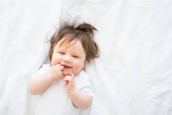 Retrato Menino Engraçado Com Dedo Uma Boca Sorrindo Deitado Uma — Fotografia de Stock