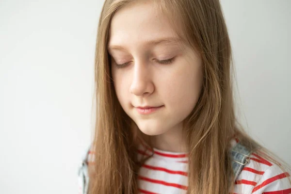 Retrato Hermosa Adolescente Con Pelo Largo Sonriendo Pie Contra Pared — Foto de Stock