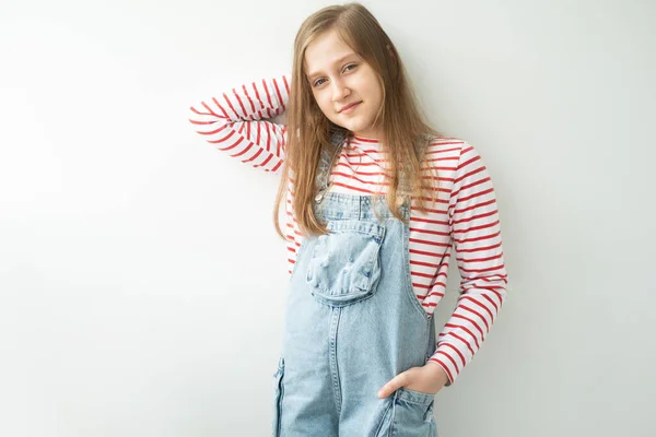 Krásná Dospívající Dívka Dlouhými Vlasy Stojící Proti Bílé Zdi — Stock fotografie