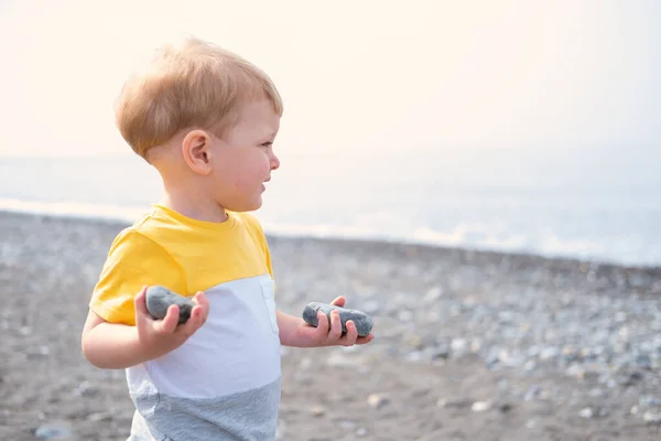 Mały Blond Chłopiec Bawiący Się Kamieniami Piaskiem Plaży Słoneczny Dzień — Zdjęcie stockowe