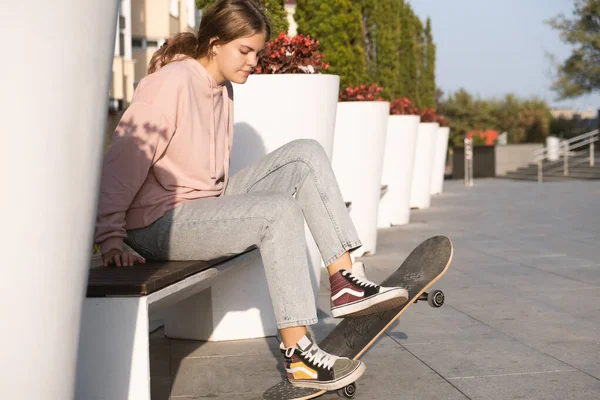 Roztomilý Dospívající Dívka Ležérní Oblečení Sedí Skateboard Městě — Stock fotografie