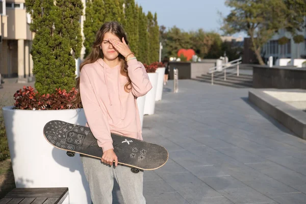 Krásná Zázvor Dospívající Dívka Drží Skateboard Rukou Životní Styl Městě — Stock fotografie