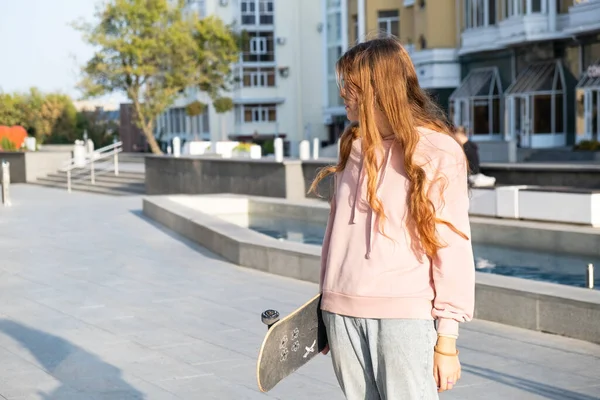 Krásná Zázvor Dospívající Dívka Drží Skateboard Rukou Životní Styl Městě — Stock fotografie