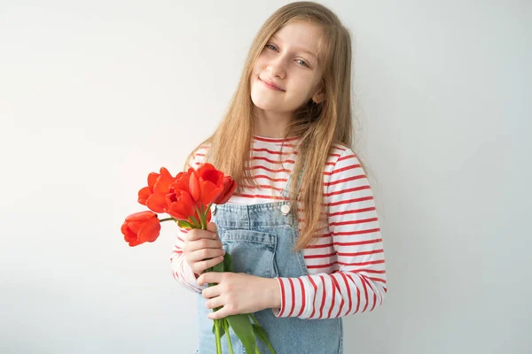 Портрет Счастливая Девочка Подросток Длинными Волосами Красными Тюльпанами Стоящими Напротив — стоковое фото