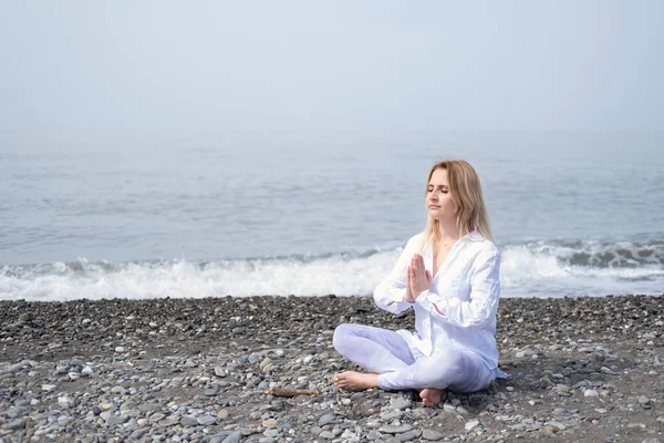 Молодые Женщины Практикующие Йогу Пляже Позе Медитации — стоковое фото
